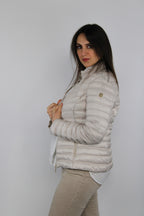 Piumino leggero beige con zip dorate
