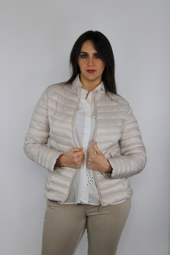 Piumino leggero beige con zip dorate