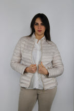 Piumino leggero beige con zip dorate