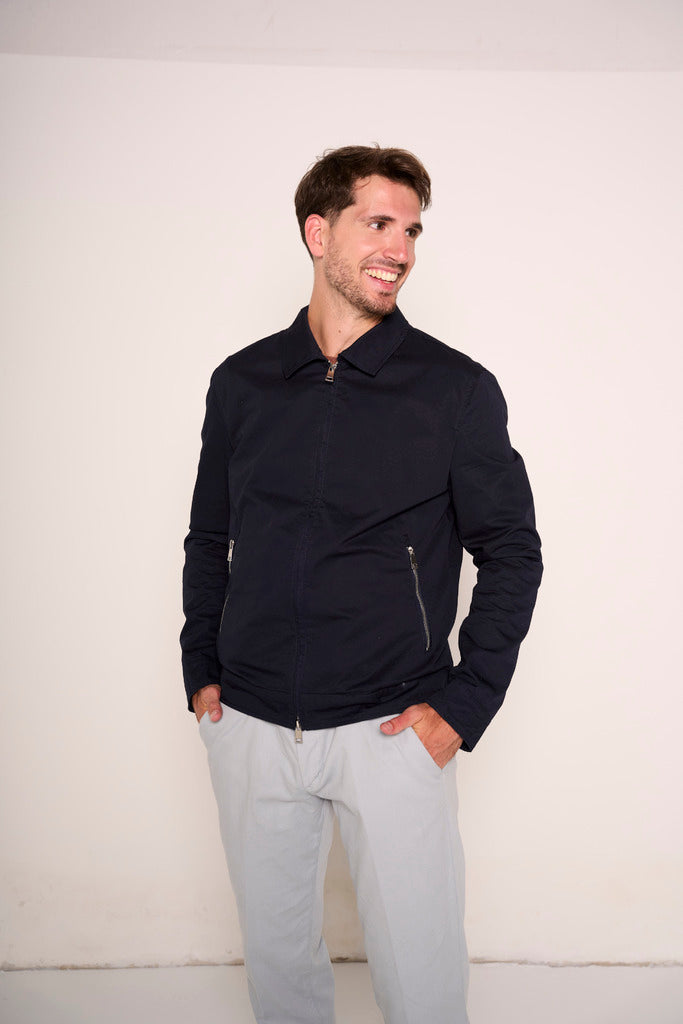 Giubbotto uomo con colletto classico e tasche con zip
