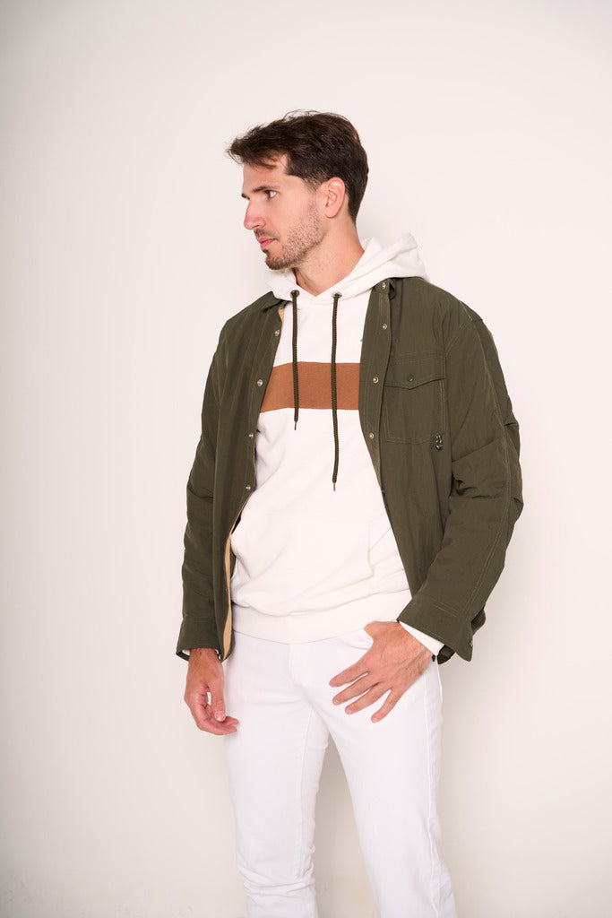 Giubbotto verde militare con tascone e chiusura a bottoni