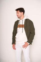 Giubbotto verde militare con tascone e chiusura a bottoni