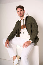 Carica l'immagine nel visualizzatore di Gallery, Giubbotto verde militare con tascone e chiusura a bottoni
