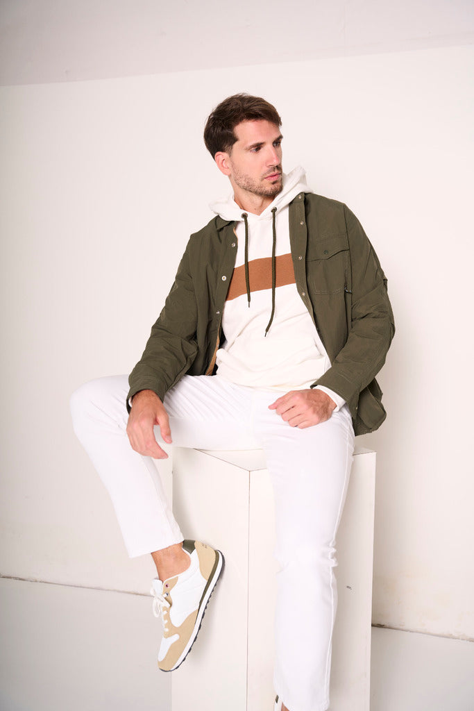 Giubbotto verde militare con tascone e chiusura a bottoni