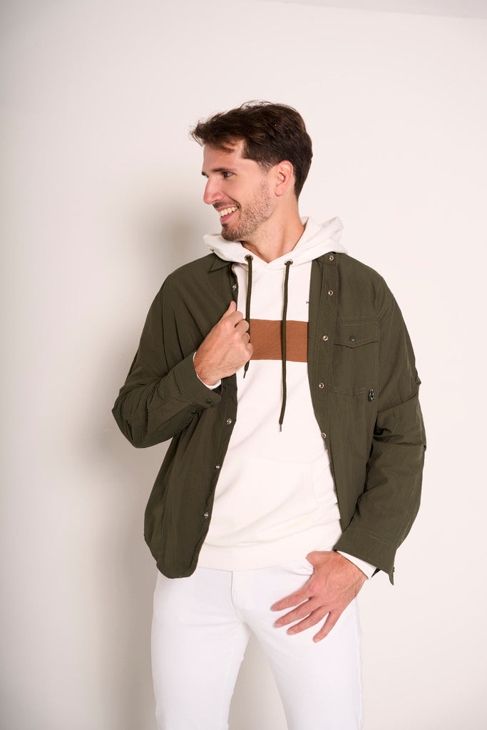 Giubbotto verde militare con tascone e chiusura a bottoni