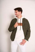 Giubbotto verde militare con tascone e chiusura a bottoni