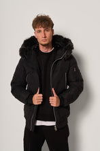 Carica l&#39;immagine nel visualizzatore di Gallery, Giubbotto imbottito con cappuccio in pelliccia
