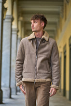 Carica l&#39;immagine nel visualizzatore di Gallery, Montone uomo con pelliccia

