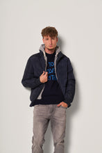 Carica l&#39;immagine nel visualizzatore di Gallery, Bomber da uomo trapuntato con cappuccio in felpa

