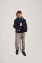 Carica l&#39;immagine nel visualizzatore di Gallery, Bomber da uomo trapuntato con cappuccio in felpa
