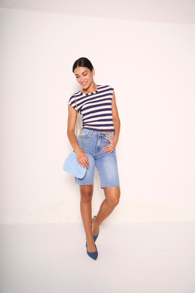 Bermuda in denim chiaro con orlo sfilacciato