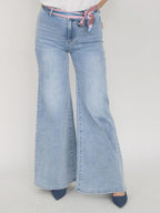Jeans ampio con cintura raso