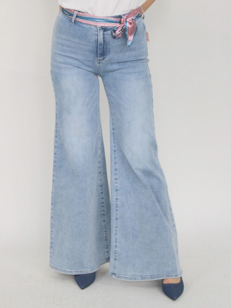 Jeans ampio con cintura raso