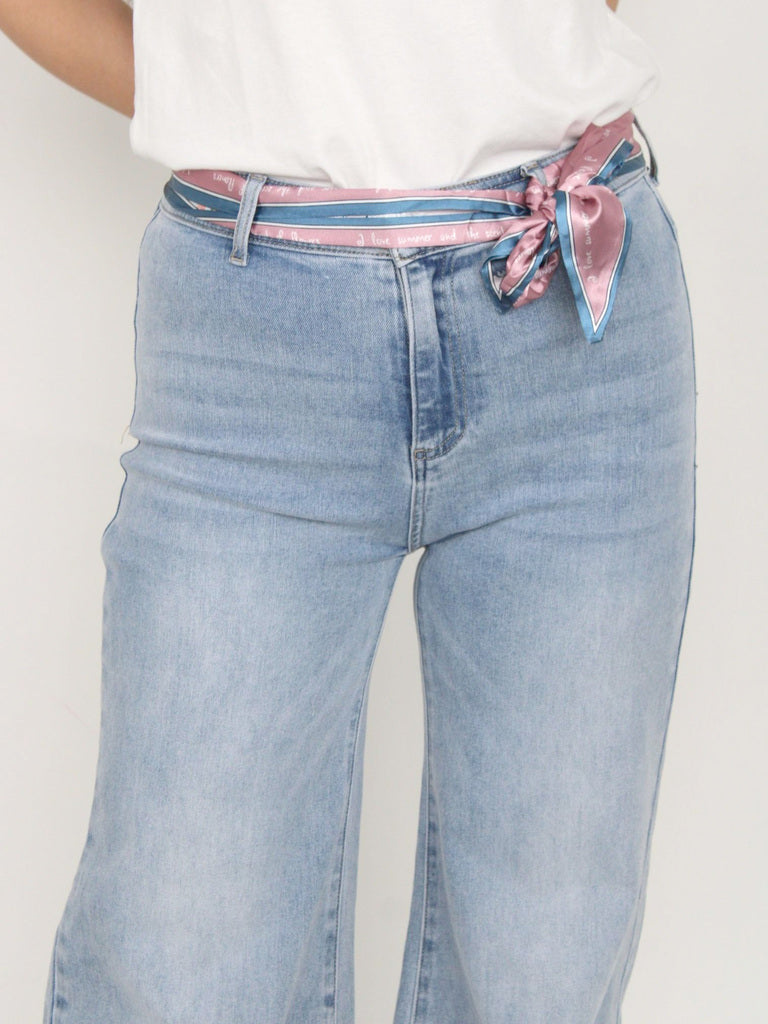 Jeans ampio con cintura raso