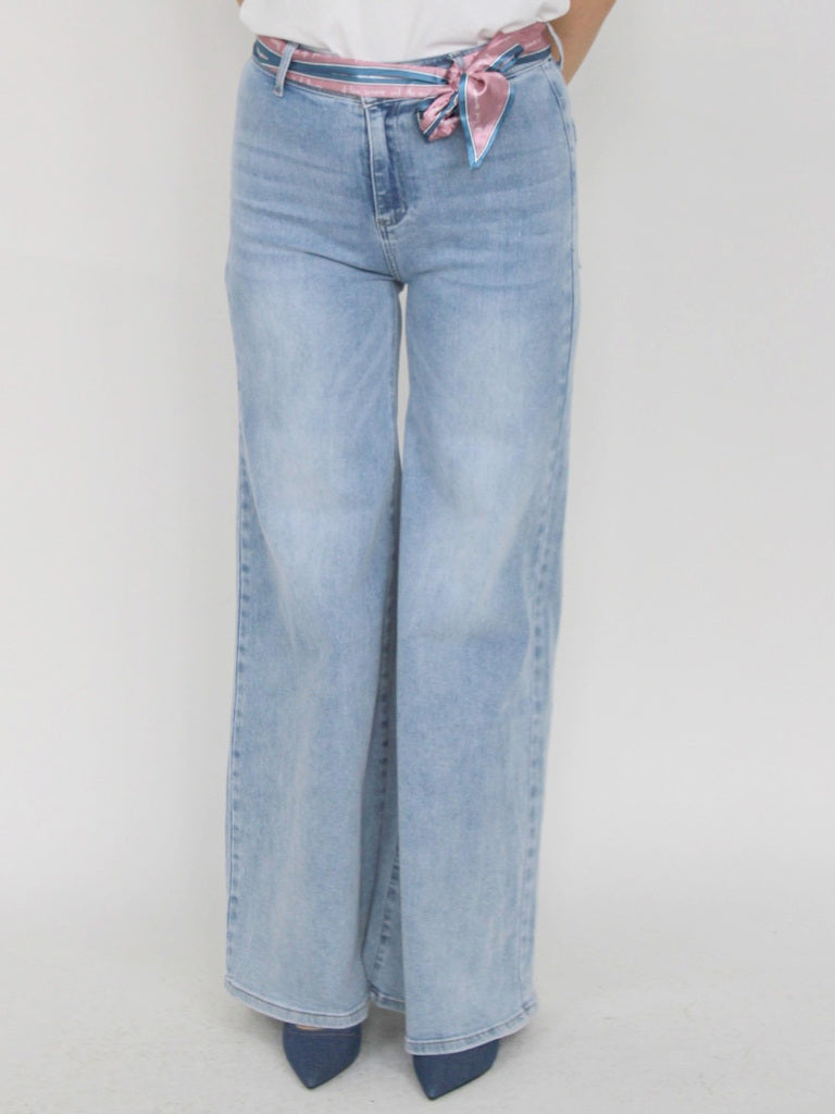 Jeans ampio con cintura raso