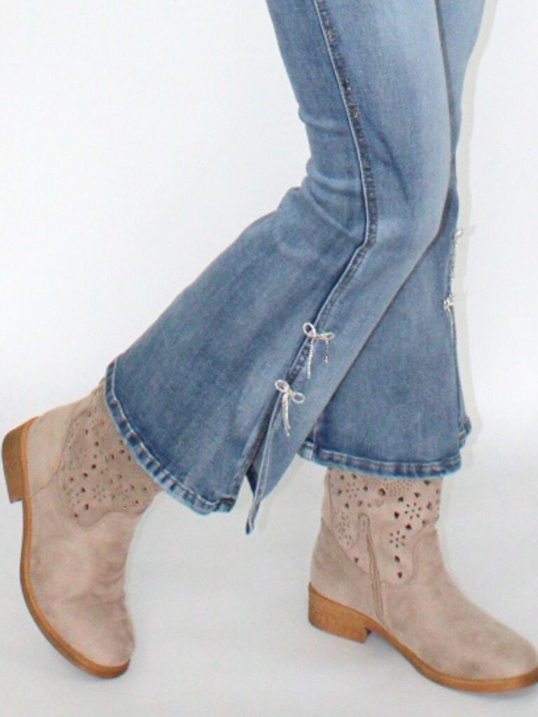 Jeans a zampa con fiocchetti