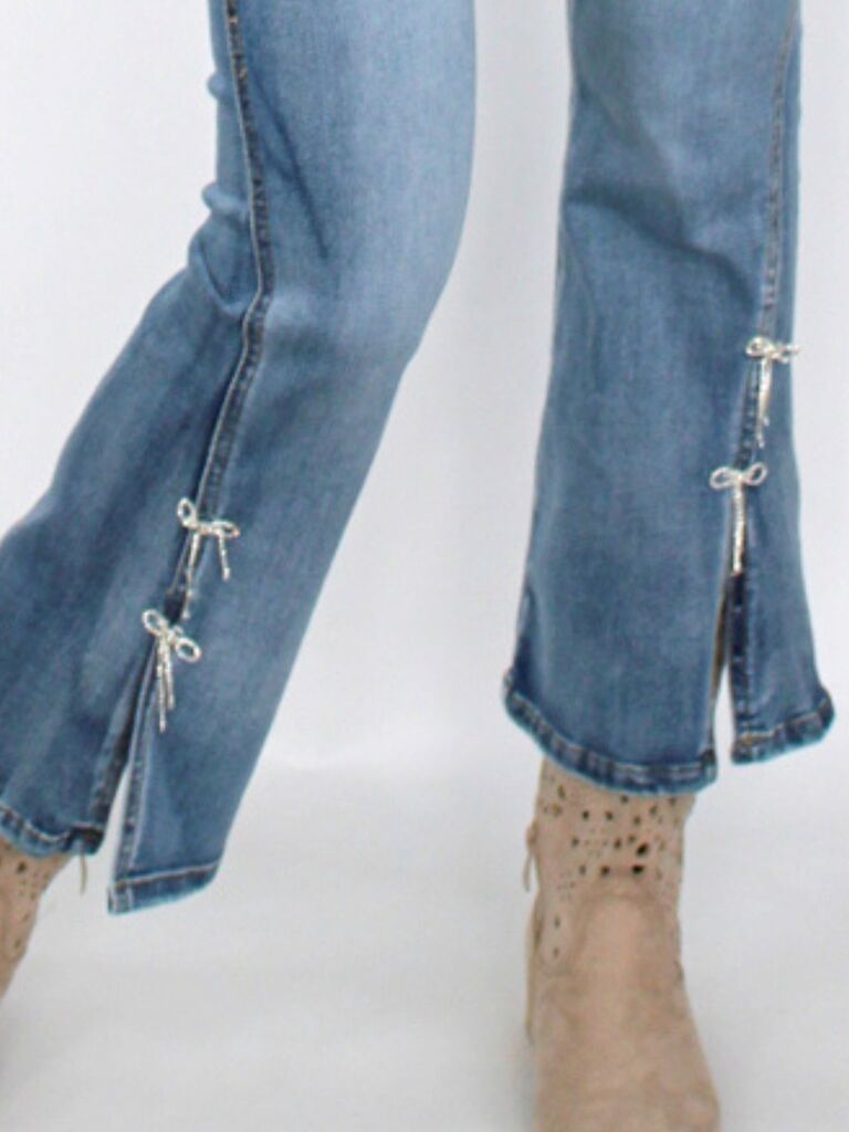 Jeans a zampa con fiocchetti