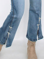 Jeans a zampa con fiocchetti