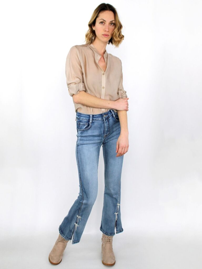Jeans a zampa con fiocchetti