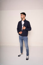 Jeans slim fit in denim elasticizzato con dettagli a contrasto