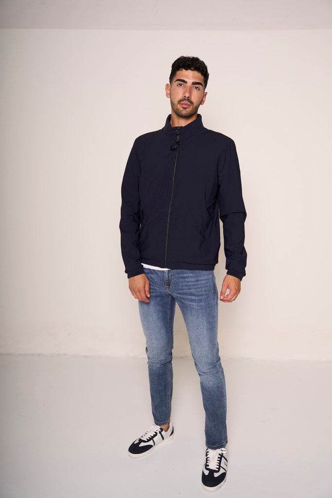 Jeans slim fit in denim elasticizzato con dettagli a contrasto