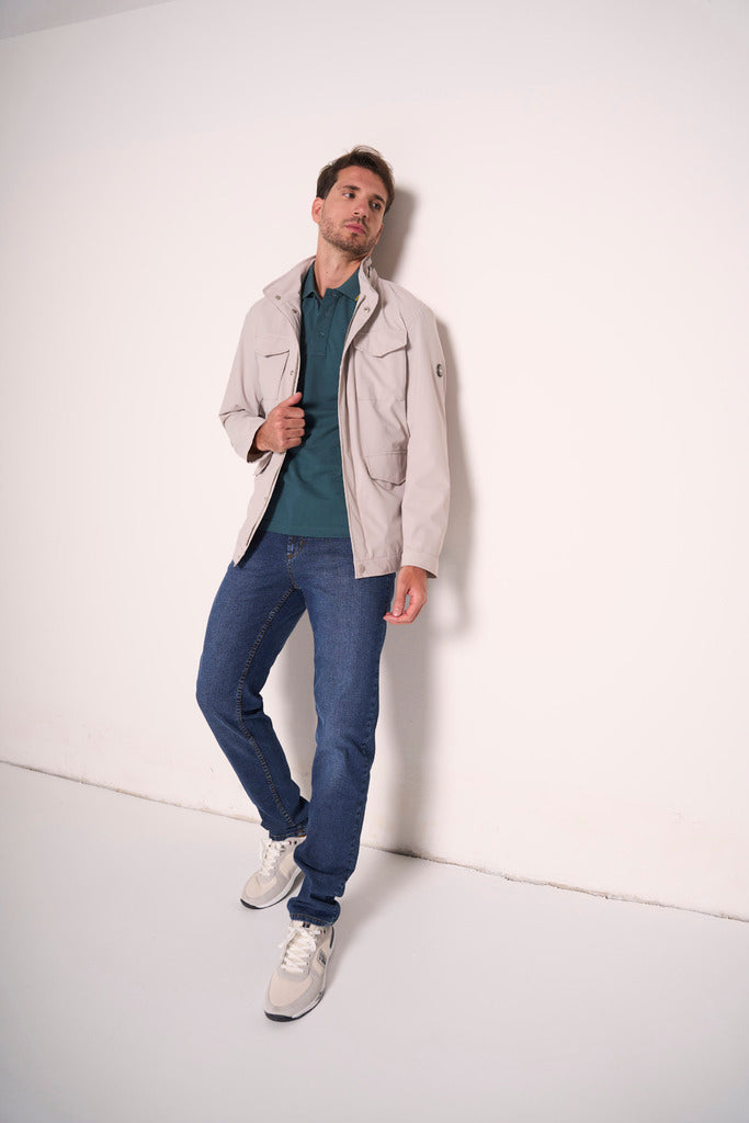 Jeans uomo con cuciture a contrasto