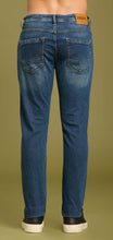 Carica l&#39;immagine nel visualizzatore di Gallery, Jeans slim fit con tripla impuntura
