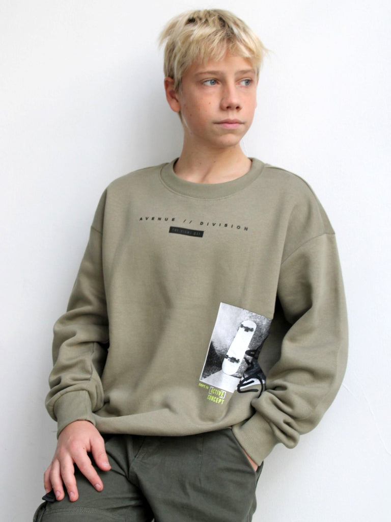 Maglia con stampa skateboard