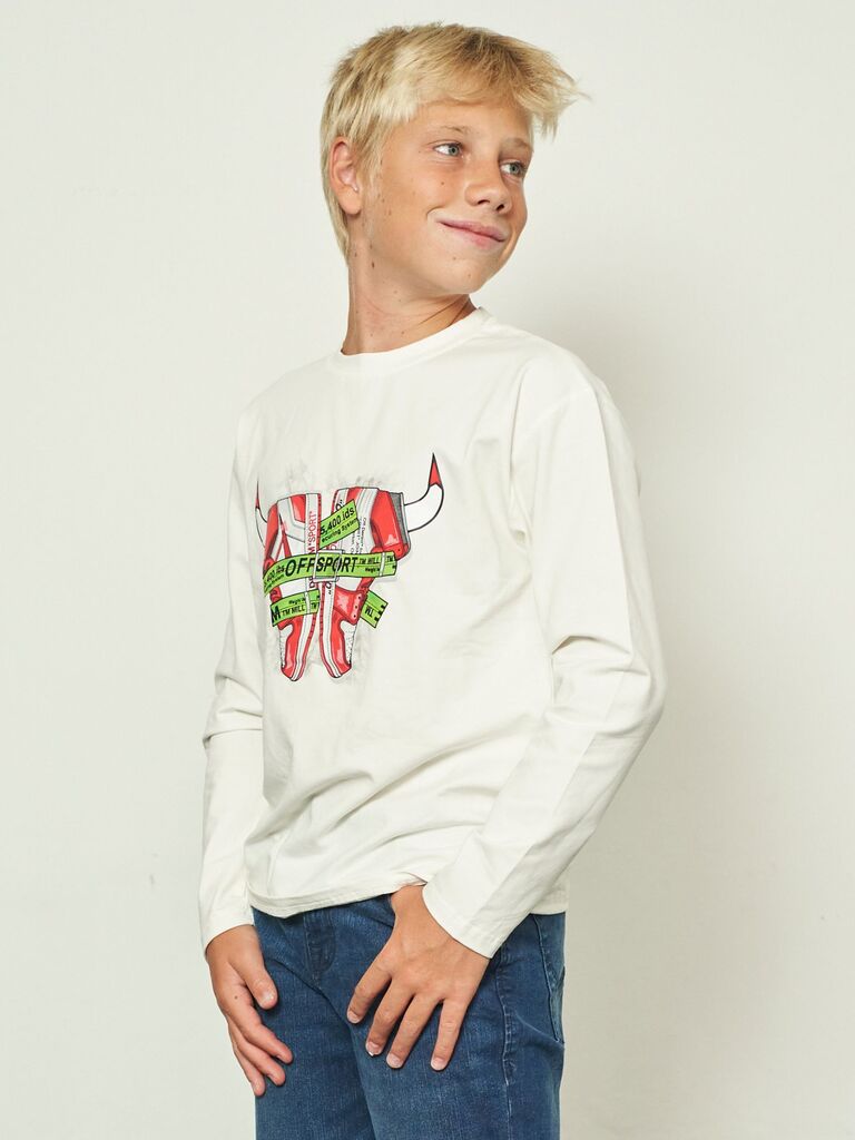 Maglia con sneakers