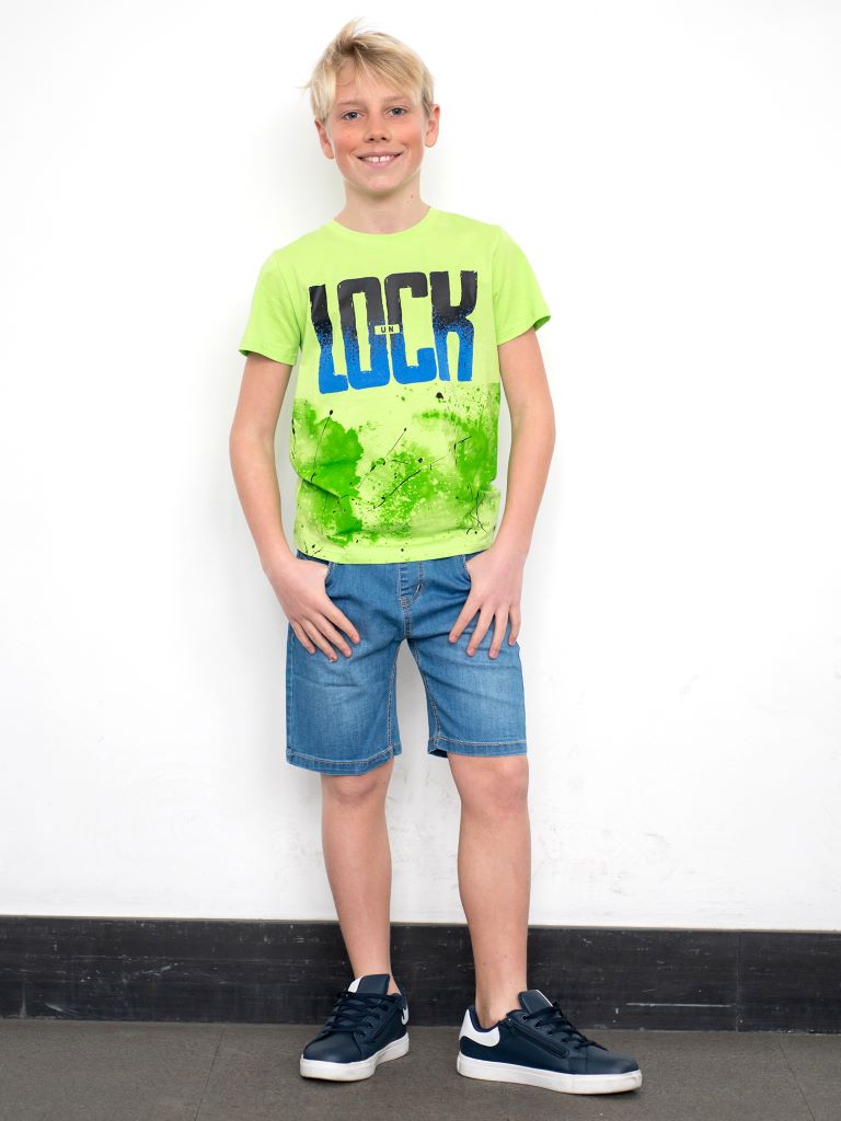 Completo t-shirt e bermuda denim