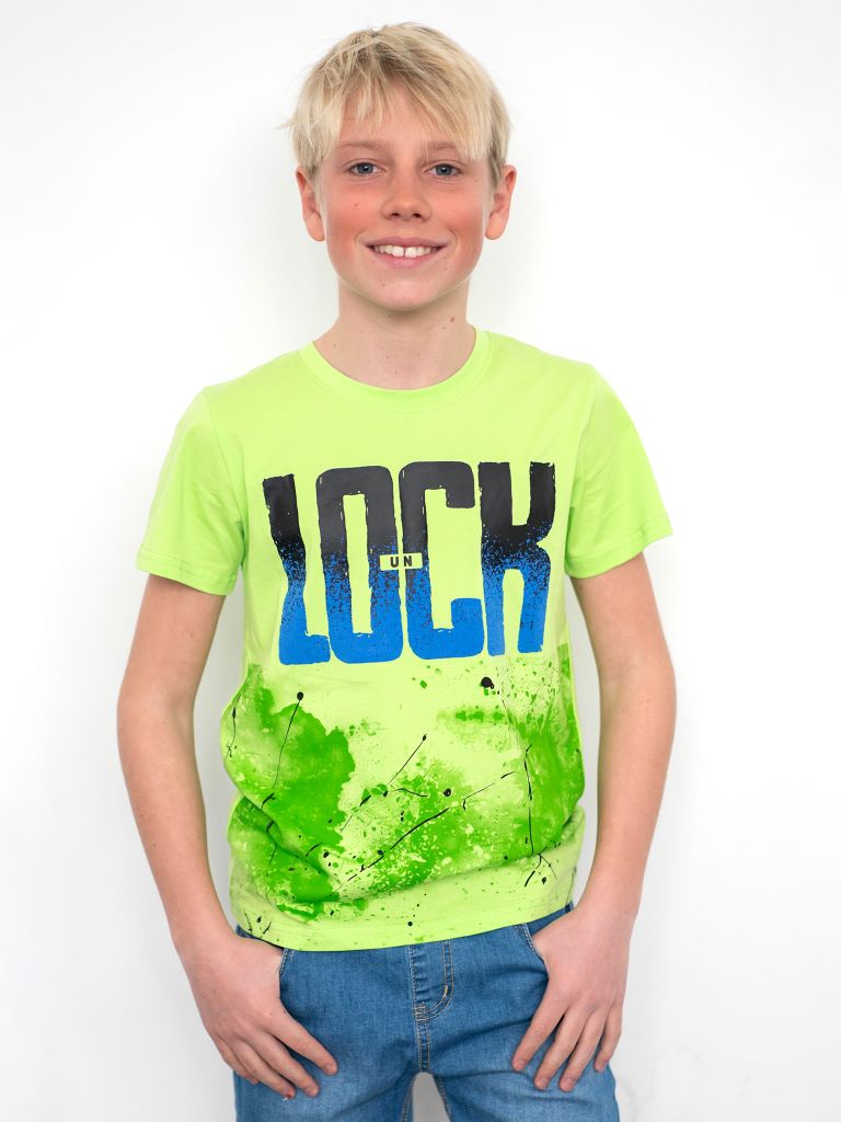 Completo t-shirt e bermuda denim