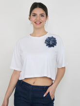 Carica l&#39;immagine nel visualizzatore di Gallery, T-shirt con fiore di jeans
