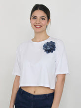 Carica l&#39;immagine nel visualizzatore di Gallery, T-shirt con fiore di jeans
