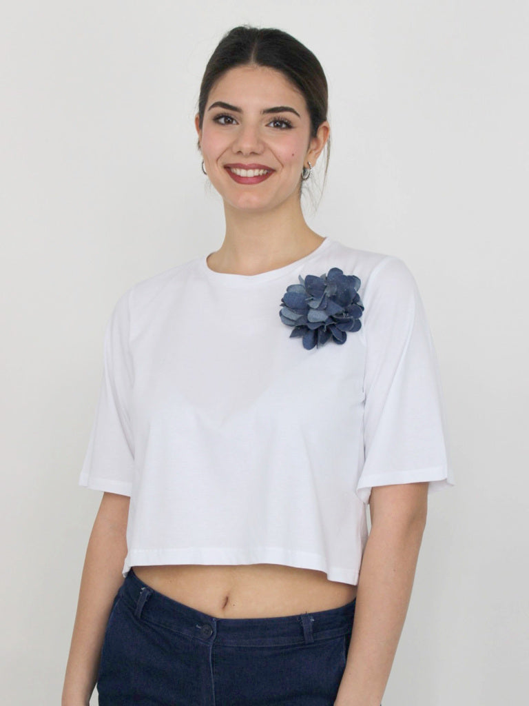 T-shirt con fiore di jeans