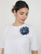 T-shirt con fiore di jeans