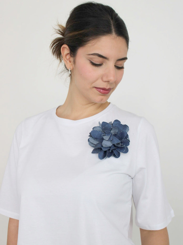 T-shirt con fiore di jeans