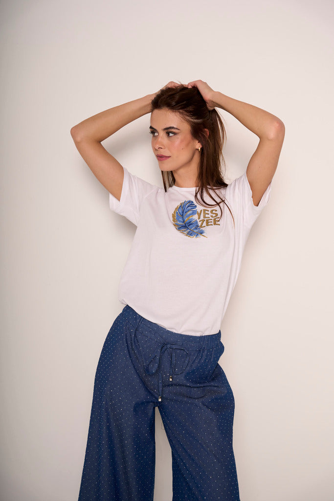 T-shirt bianca con piuma e scritta oro
