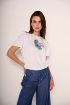 T-shirt bianca con piuma e scritta oro