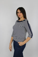 Carica l&#39;immagine nel visualizzatore di Gallery, Maglia a righe navy con bottoni dorati
