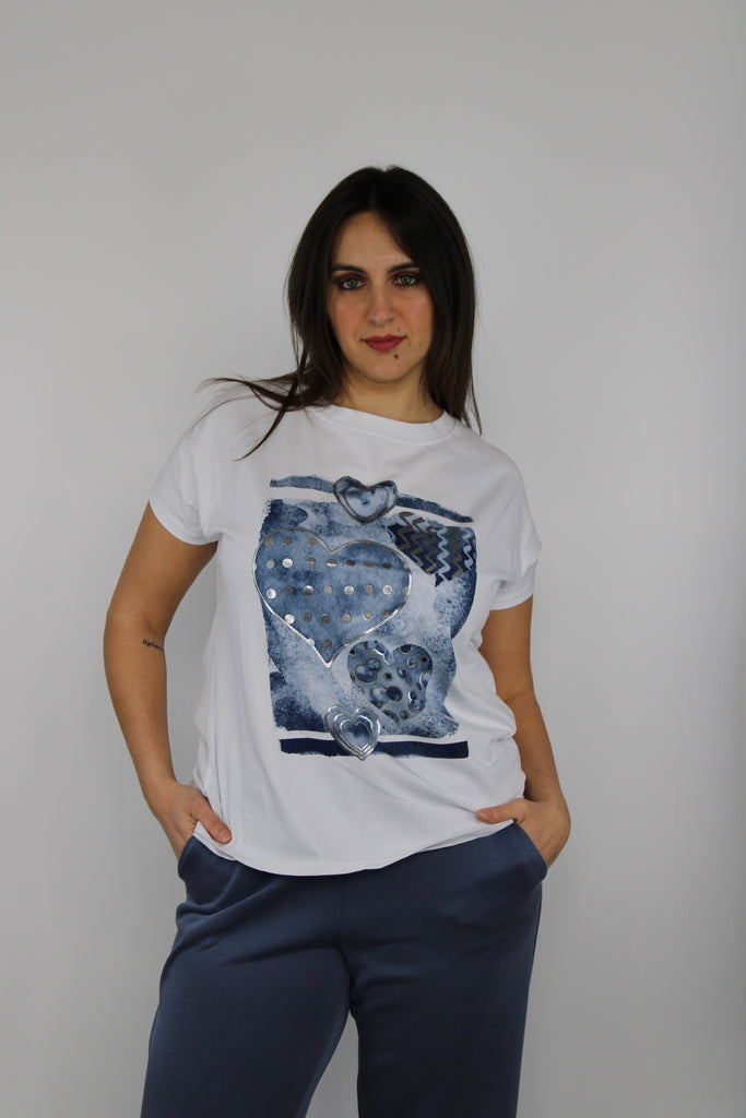 T-shirt bianca con stampa cuori blu e dettagli brillanti
