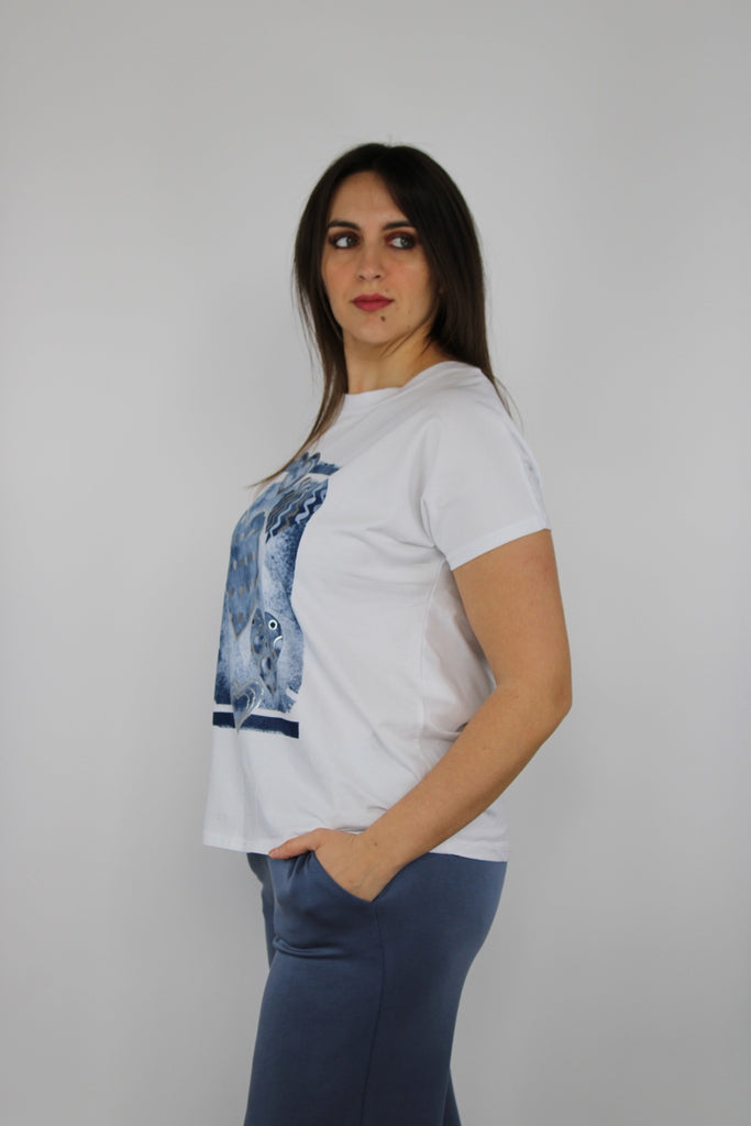 T-shirt bianca con stampa cuori blu e dettagli brillanti