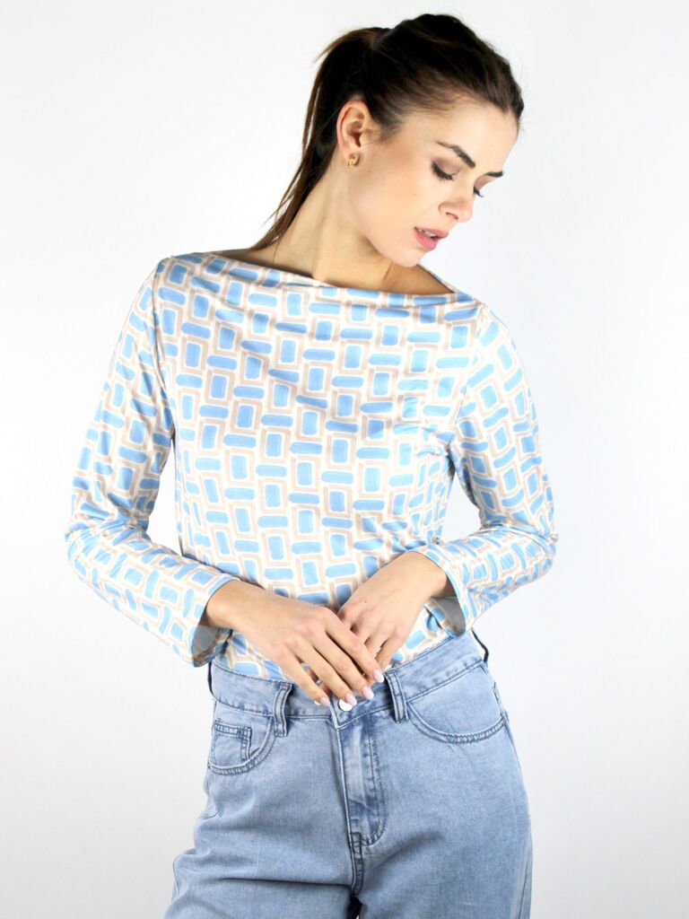 Maglia scollo a barca geometrica