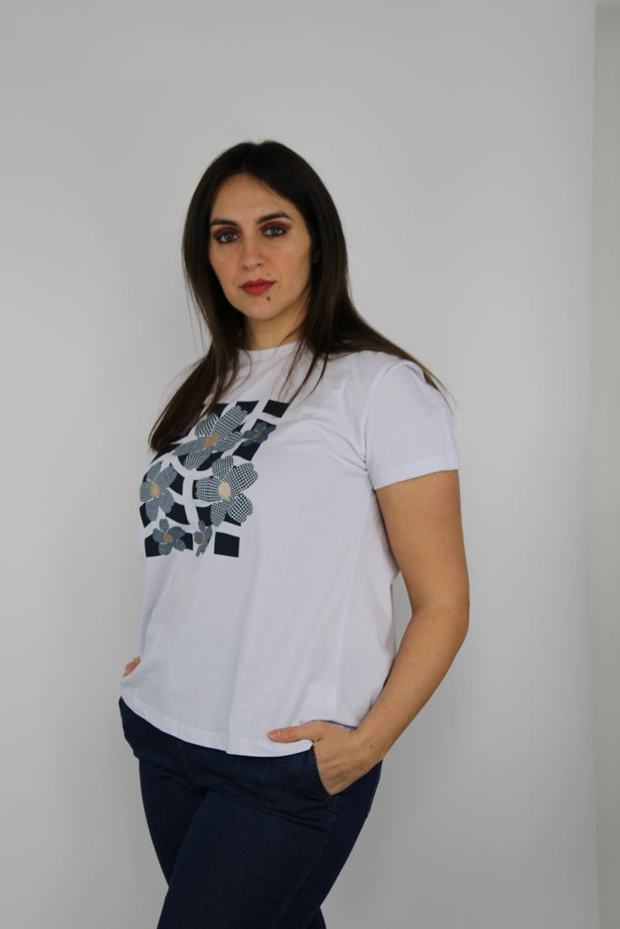 shirt bianca con stampa floreale e dettagli applicati
