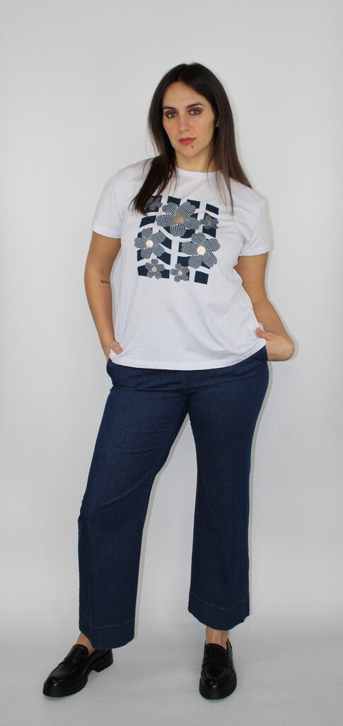 shirt bianca con stampa floreale e dettagli applicati