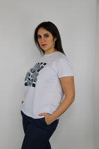 shirt bianca con stampa floreale e dettagli applicati
