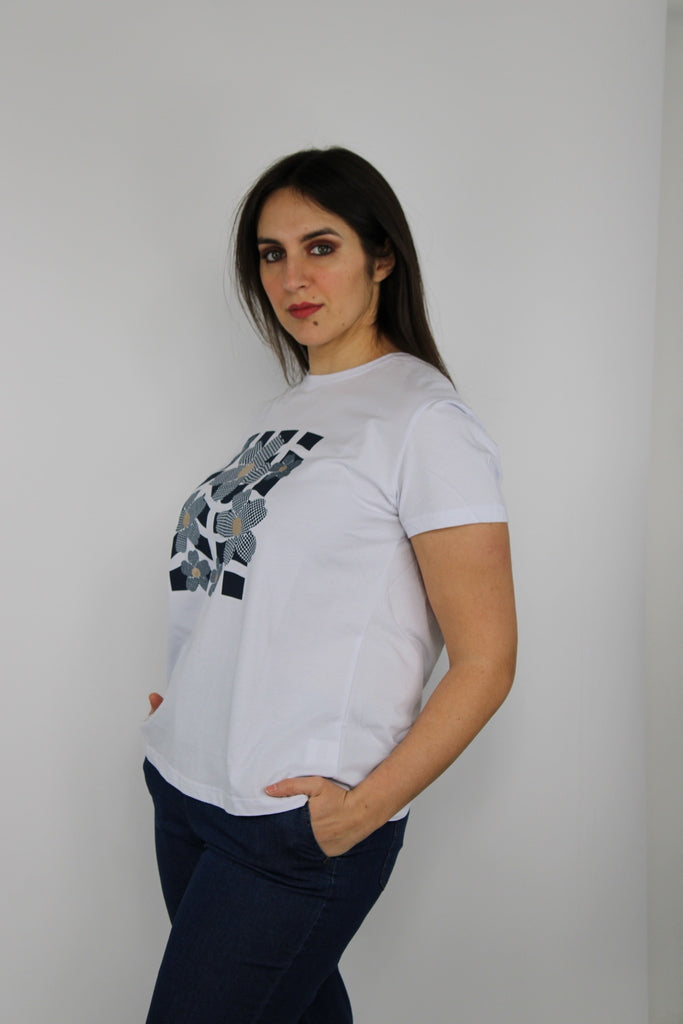 shirt bianca con stampa floreale e dettagli applicati