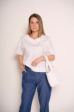 Carica l&#39;immagine nel visualizzatore di Gallery, T-shirt bianca oversize con colletto strutturato
