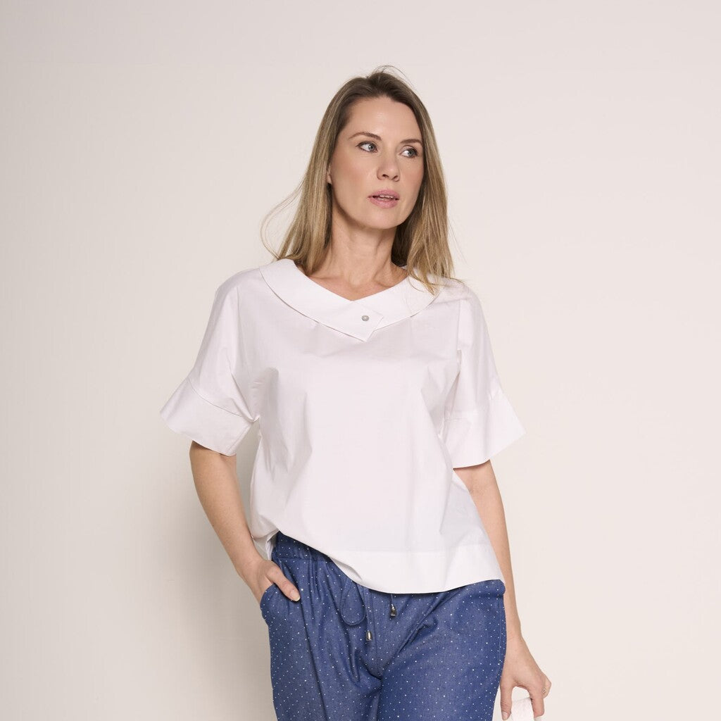 T-shirt bianca oversize con colletto strutturato