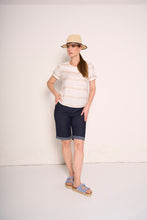 Carica l&#39;immagine nel visualizzatore di Gallery, T-shirt a righe beige e bianche
