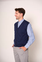 Carica l&#39;immagine nel visualizzatore di Gallery, Gilet uomo in maglia blu navy con bottoni
